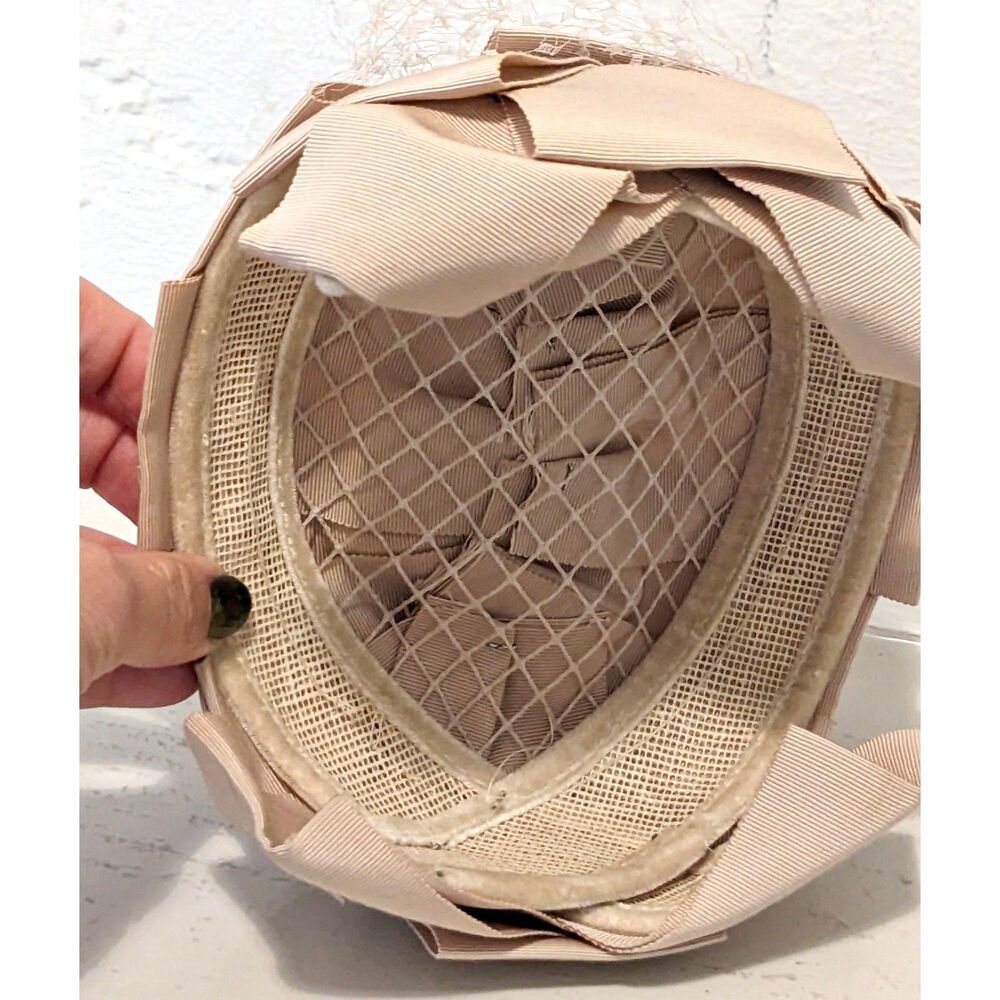 VTG. 50s/early 60s Creamy Beige Grosgrain Ribbon Half Hat / Cocktail Hat w/Veil - Picture 9 of 11